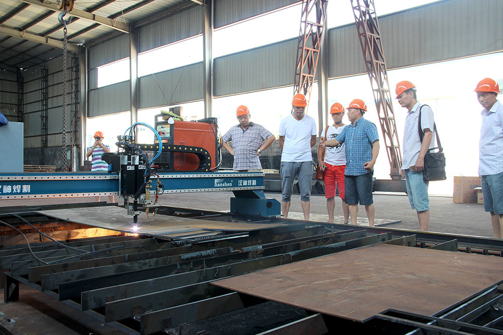 各大經銷商參觀了東方巨龍衡器的新設備廠房