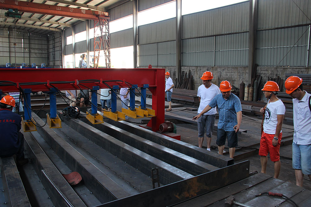 各大經銷商參觀了東方巨龍衡器的新設備廠房